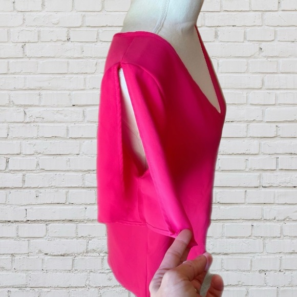 ⭐️3 for $15 EVERLY for Francesca’s Hot Pink cold shoulder Blouse size Medium NEW - Picture 6 of 8